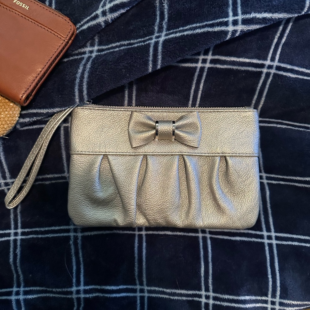 NEW without tags NWOT Kohl's Silver Wristlet with Bow Detail
